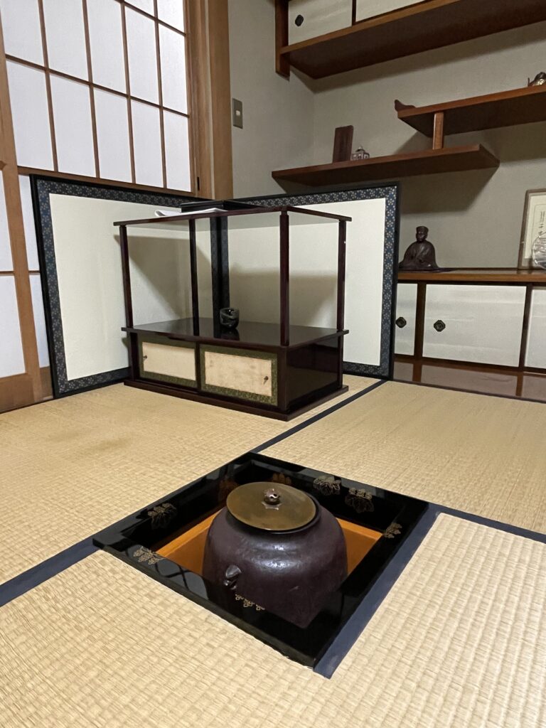 炉と茶道具の写真