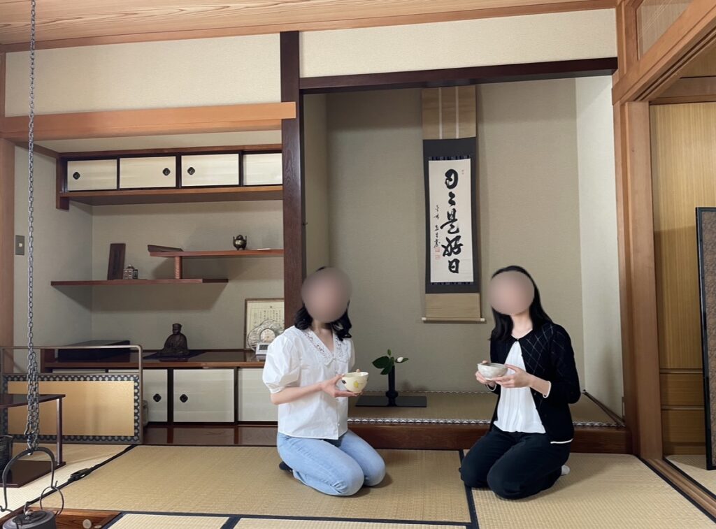 既存のぼかしを維持した、普段着でお茶にふれる様子